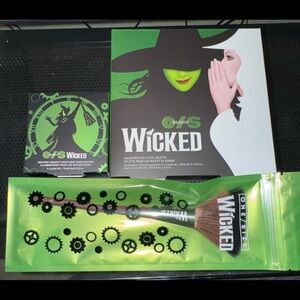 ONE/SIZE Wicked Palette Brush highlighter Set with Green and Black Design